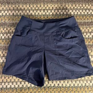 2 Mountain Hardwear hiking shorts - Elastic waist, pockets in front, and back